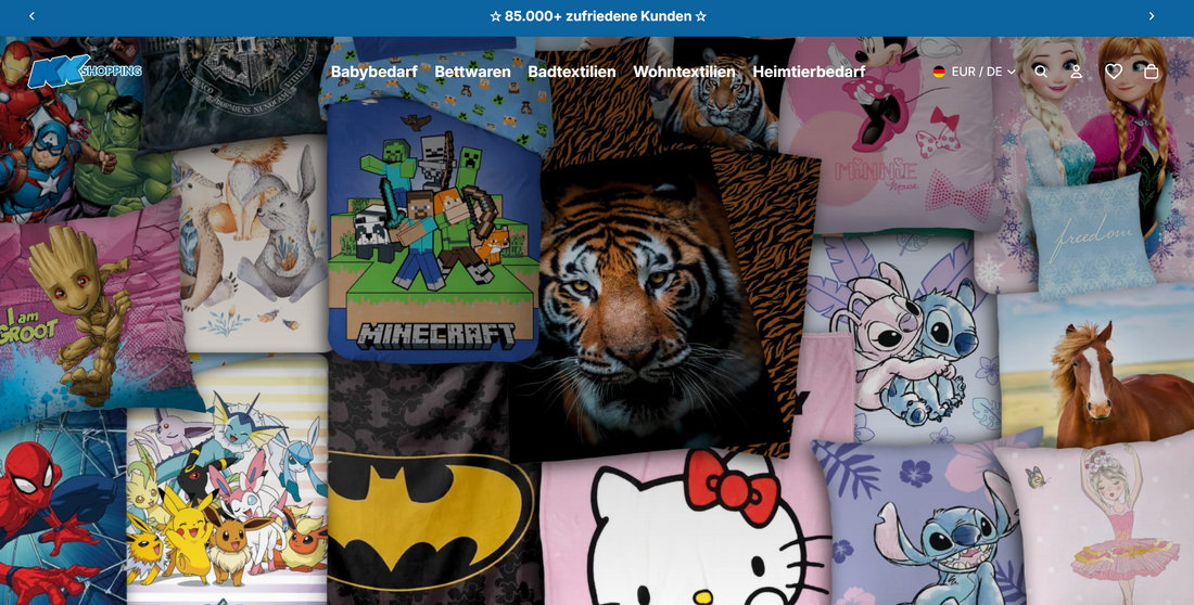 Screenshot der Startseite des KK-Shopping Onlineshops; zeigt eine farbenfrohe Collage verschiedener lizenzierter Heimtextilien wie Minecraft, Frozen und Stitch sowie das Hauptmenü mit den Produktbereichen.