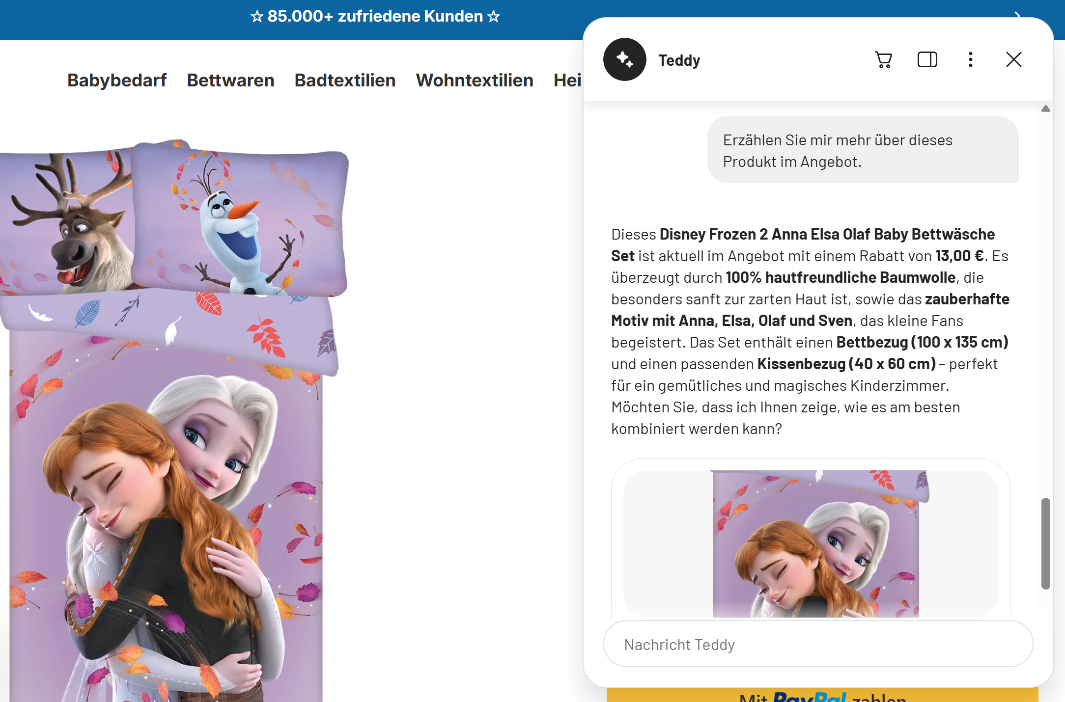 Shop-Ansicht mit geöffnetem KI-Chatbot Teddy, der im Dialogfenster ausführliche Produktinformationen und Rabatte zur Disney Frozen 2 Baby-Bettwäsche anzeigt.