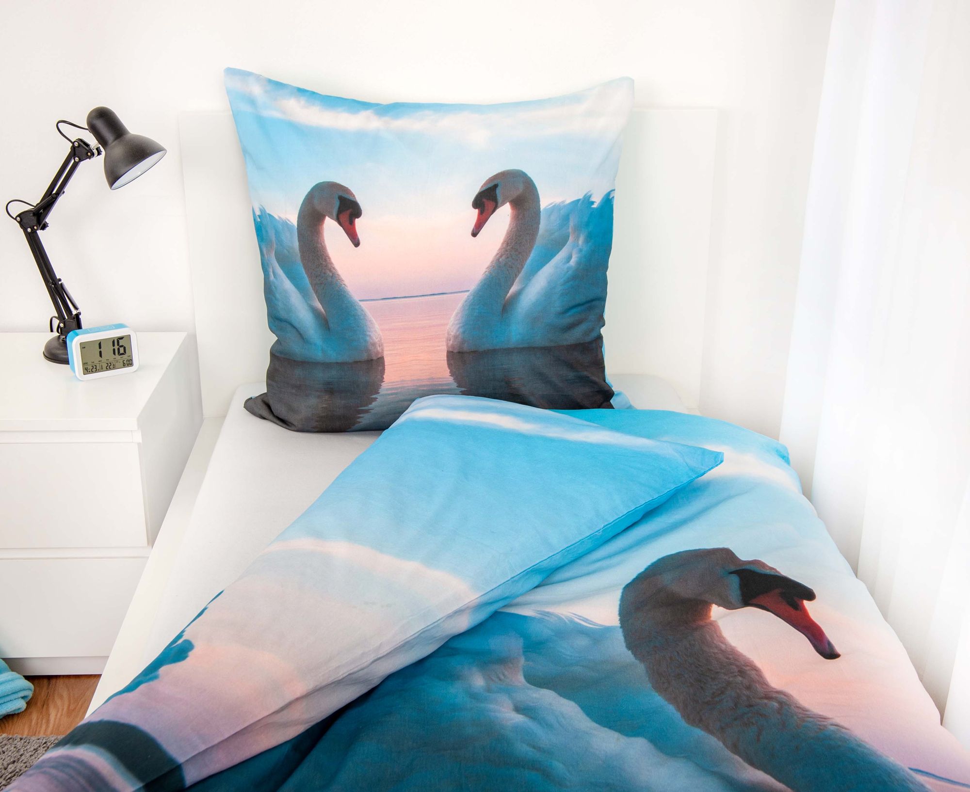 Bettwäsche-Set mit zwei weißen Schwänen auf hellblauem See bei Sonnenuntergang – Partner-Bettwäsche 4-teilig, 135×200 cm, 100 % Baumwolle für Doppelbetten