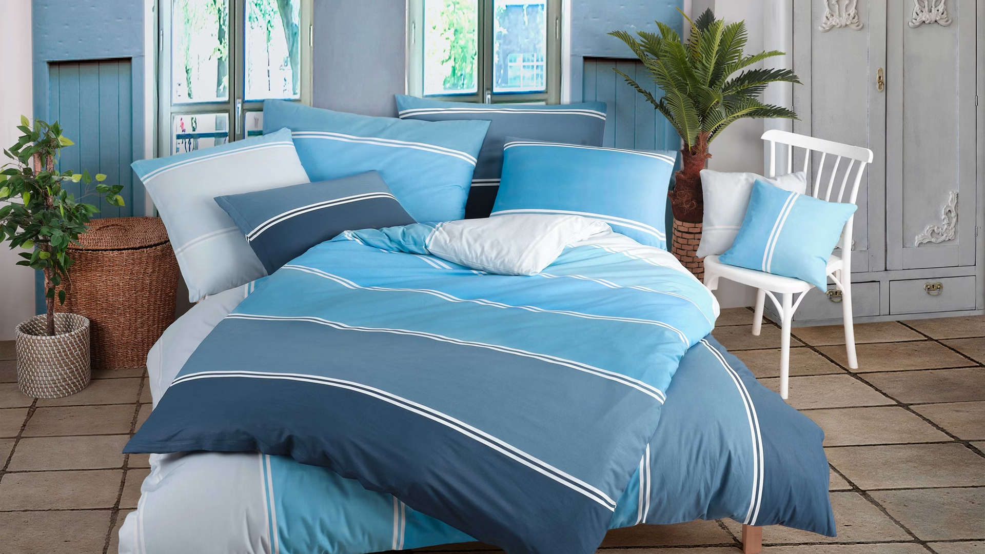 Hellblaues Bettwäsche-Set mit weißen und dunkelblauen Streifen auf Doppelbett im mediterranen Schlafzimmer – 100 % Baumwolle, 135×200 cm Bettwaren Kollektion
