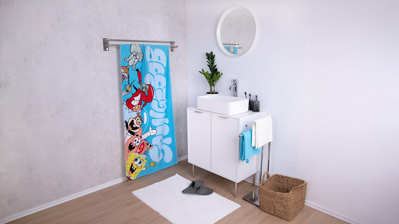 Badetücher mit Lizenzdesigns – SpongeBob Schwammkopf Strandtuch in hellblau im modernen Badezimmer