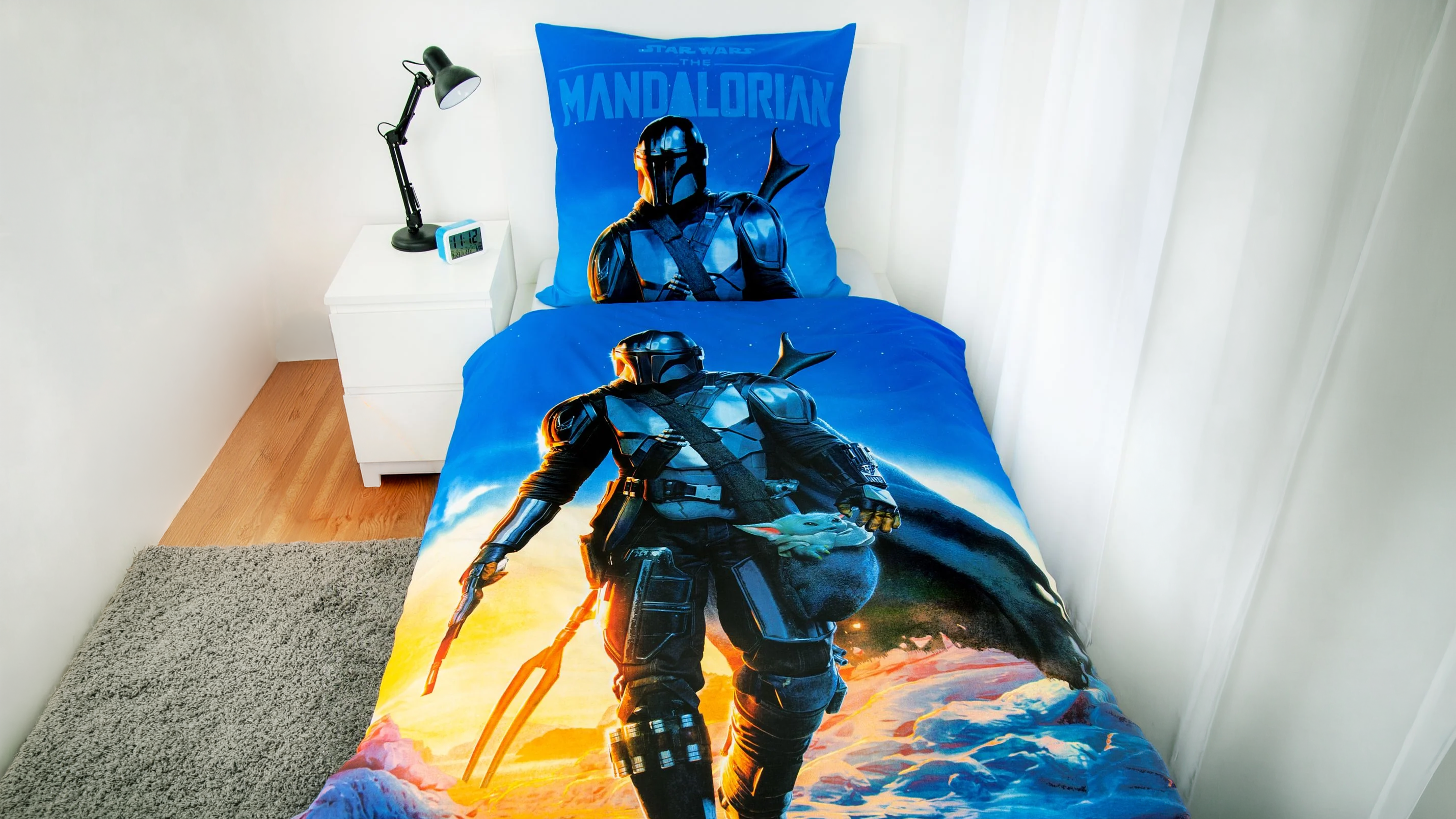 Star Wars The Mandalorian Bettwäsche-Set auf Einzelbett – blaues Design mit Mandalorian-Figur in Rüstung, Lizenzprodukt