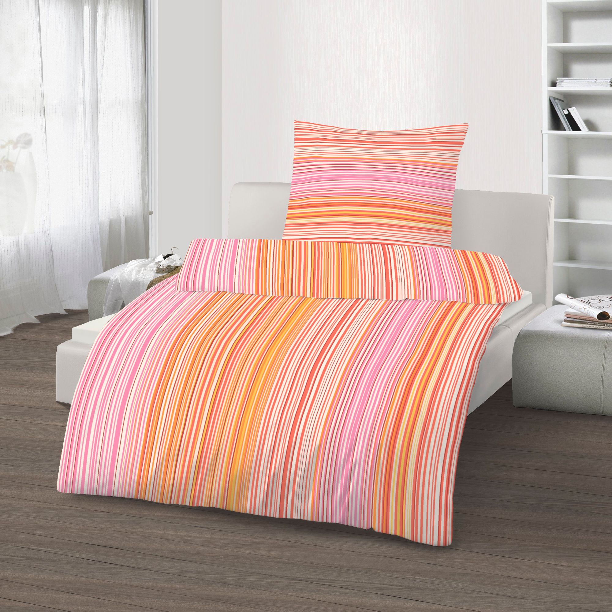 Bettwäsche-Set mit pinken, orangefarbenen und weißen Streifen auf Einzelbett im modernen Schlafzimmer – Komfortgröße 155×220 cm