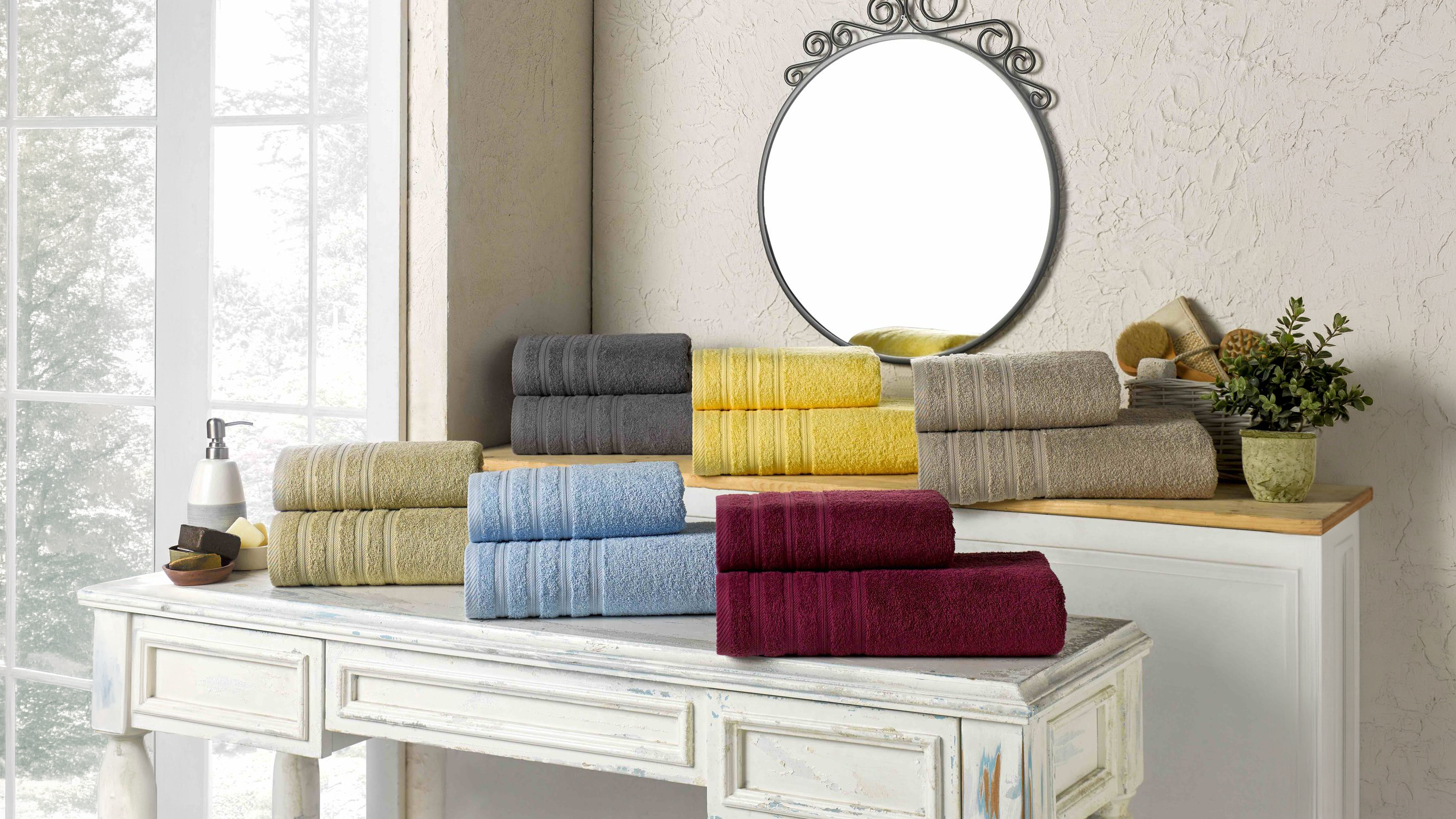 Gefaltete Handtücher in sechs Farben – Grau, Gelb, Beige, Hellblau, Taupe und Bordeaux – Frottier-Handtücher in großer Farbauswahl
