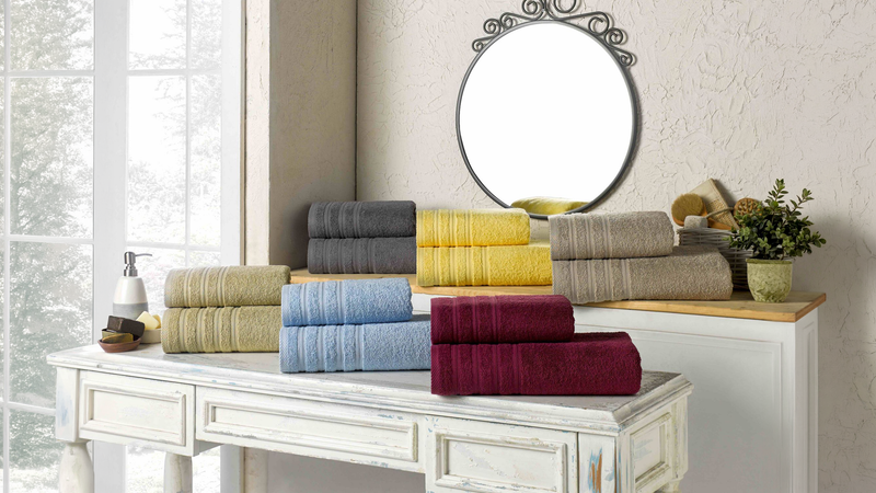 Gefaltete Handtücher in sechs Farben – Grau, Gelb, Beige, Hellblau, Taupe und Bordeaux – Frottier-Handtücher in großer Farbauswahl