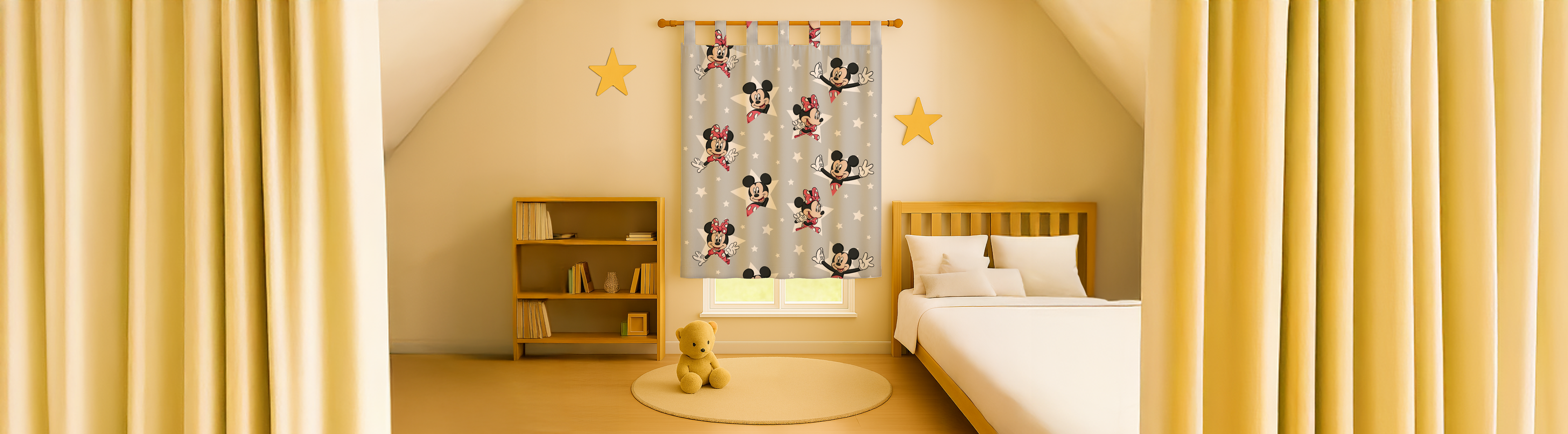 Grauer Kinderzimmervorhang mit Micky Maus und Minnie Maus Motiv am Fenster im gelb dekorierten Kinderzimmer – Lizenz-Vorhänge für Kinderzimmer