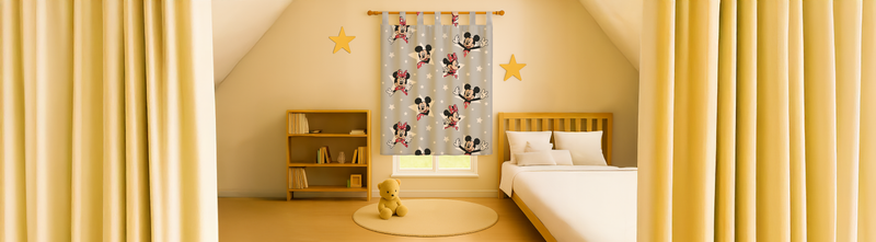 Grauer Kinderzimmervorhang mit Micky Maus und Minnie Maus Motiv am Fenster im gelb dekorierten Kinderzimmer – Lizenz-Vorhänge für Kinderzimmer