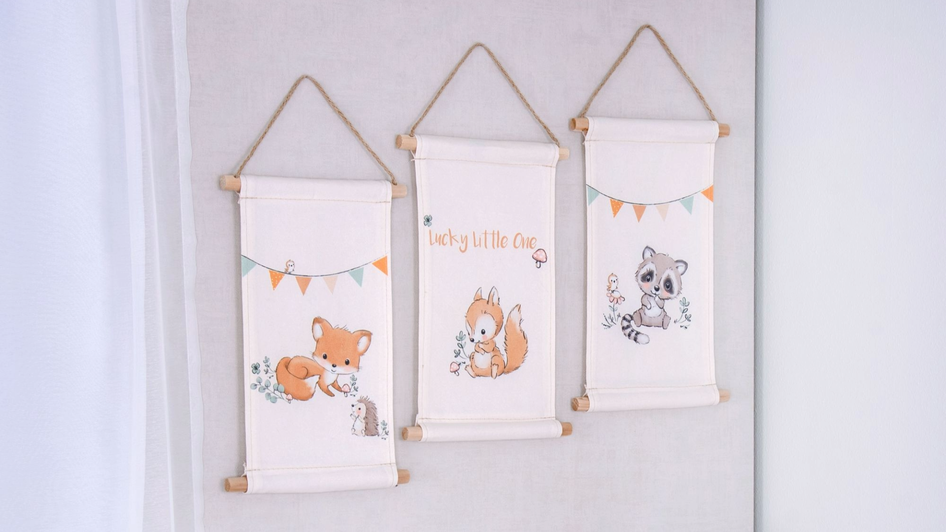 Drei Leinwand-Wandbilder mit Waldtieren – Fuchs mit Igel, Eichhörnchen mit Aufschrift „Lucky little one" und Waschbär – Kinderzimmer-Wanddeko im Boho-Stil