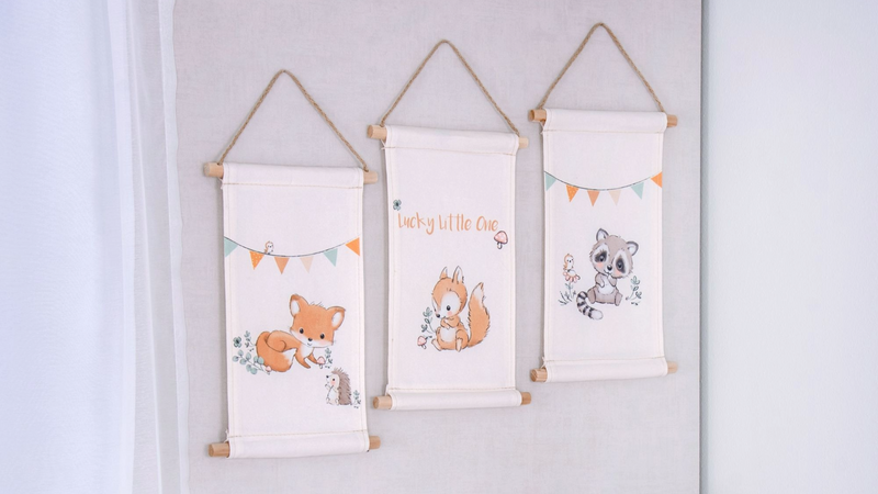 Drei Leinwand-Wandbilder mit Waldtieren – Fuchs mit Igel, Eichhörnchen mit Aufschrift „Lucky little one" und Waschbär – Kinderzimmer-Wanddeko im Boho-Stil