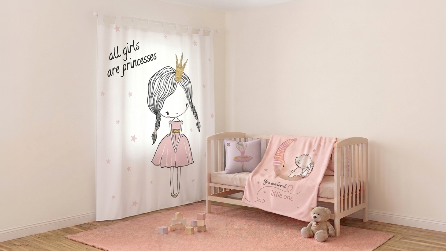 Weißer Kinderzimmervorhang mit Prinzessin-Motiv und Aufschrift „All girls are princesses" – rosa Babybett mit Teddybär-Decke und Kuscheltier im Mädchenzimmer