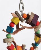 Nahaufnahme der Papageienschaukel 15cm - Naturholz-Ring mit Leder Vogelspielzeug