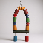 Studio-Aufnahme vom Vogelspielzeug 35cm Bunte Papageienschaukel mit Sitzstange aus Holz