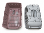 Die einzelnen Bauteile der Transportbox in Rosa und Grau, inklusive Metalltür und Clips, übersichtlich nebeneinander ausgebreitet.