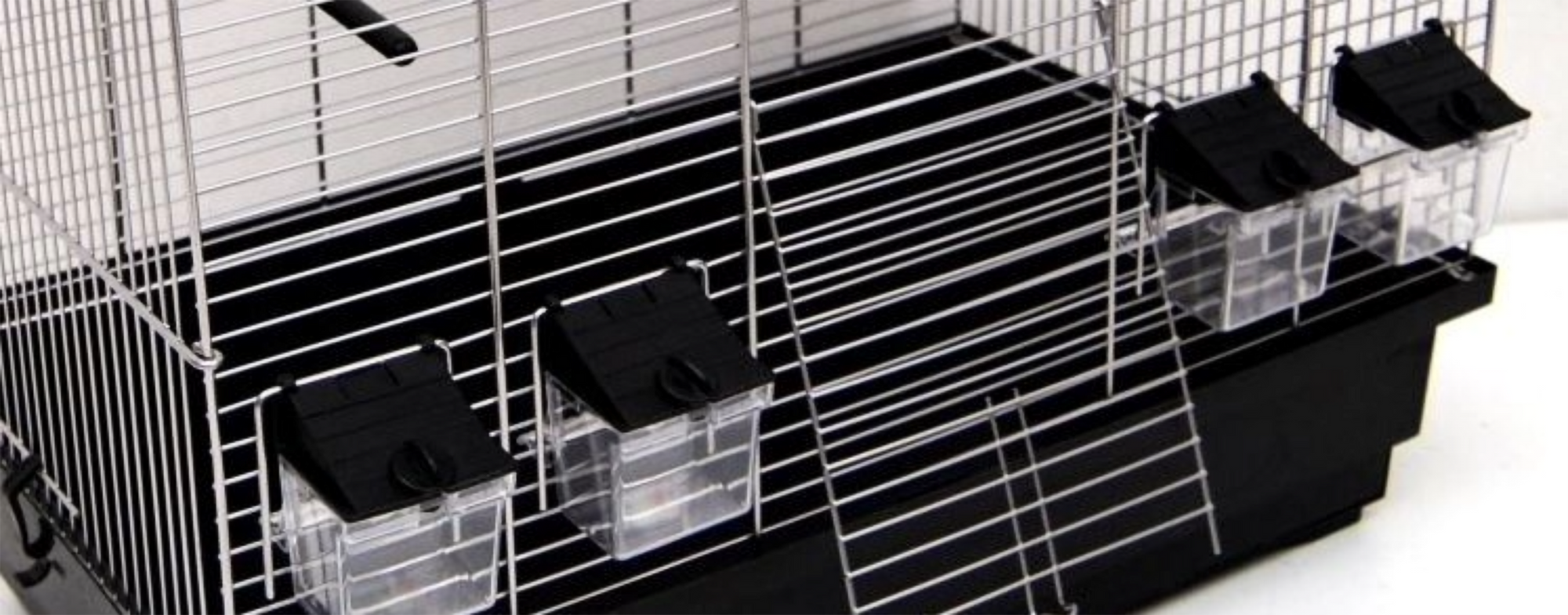 Nahaufnahme der Futtertröge und der Fronttür von Vogelkäfig Ula Chrom/Schwarz für Wellensittiche Vogelheim mit Zubehör