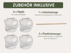Eine übersichtliche Darstellung des im Lieferumfang enthaltenen Zubehörs für das Modell "Ambra mit Ständer", bestehend aus 4 Näpfen, 1 Holzsitzstange und 3 Plastiksitzstangen.