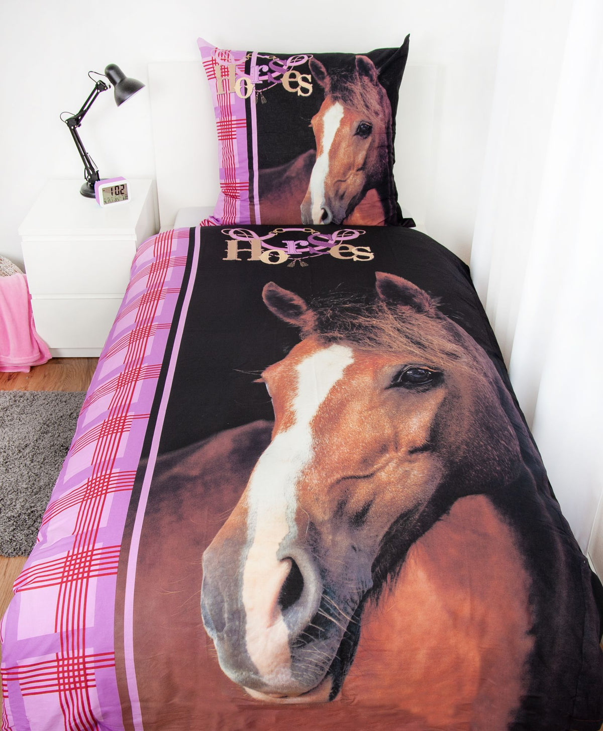 Ambiente Aufnahme von der Herding Bettwäsche Pferd 135 x 200cm + 80 x 80 cm 100% Baumwolle in einem Bett