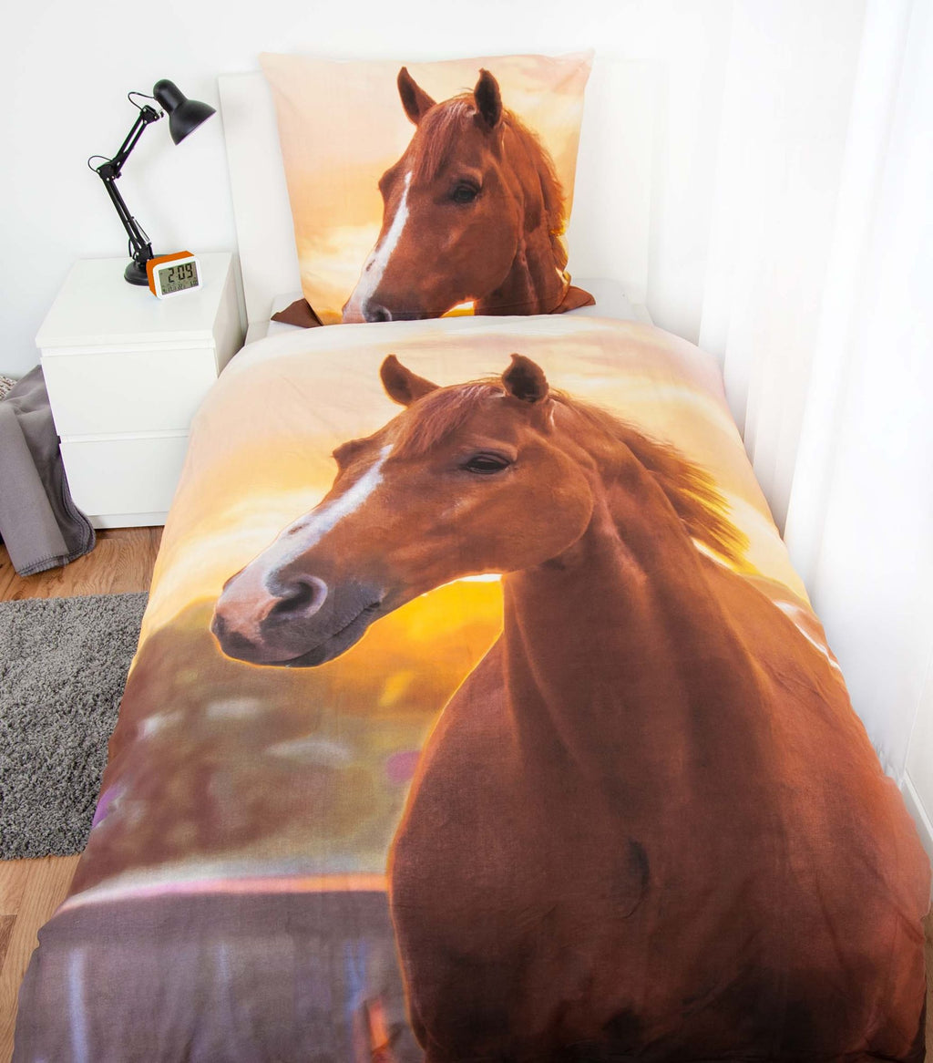 Herding Bettwäsche mit Pferd 135 x 200 cm 80 x 80 cm 100% Baumwolle aufgezogen auf einem Bett - Vorderseite