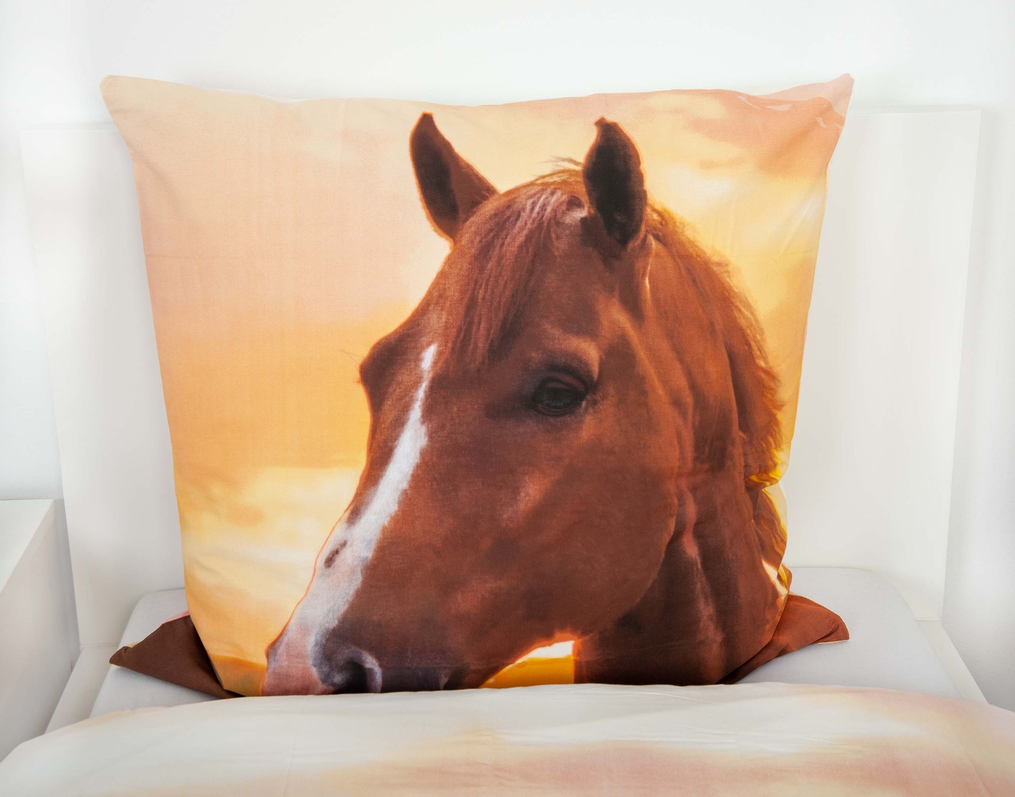 Herding Bettwäsche mit Pferd 135 x 200 cm 80 x 80 cm 100% Baumwolle aufgezogen auf einem Bett - Vorderseite vom Kissenbezug