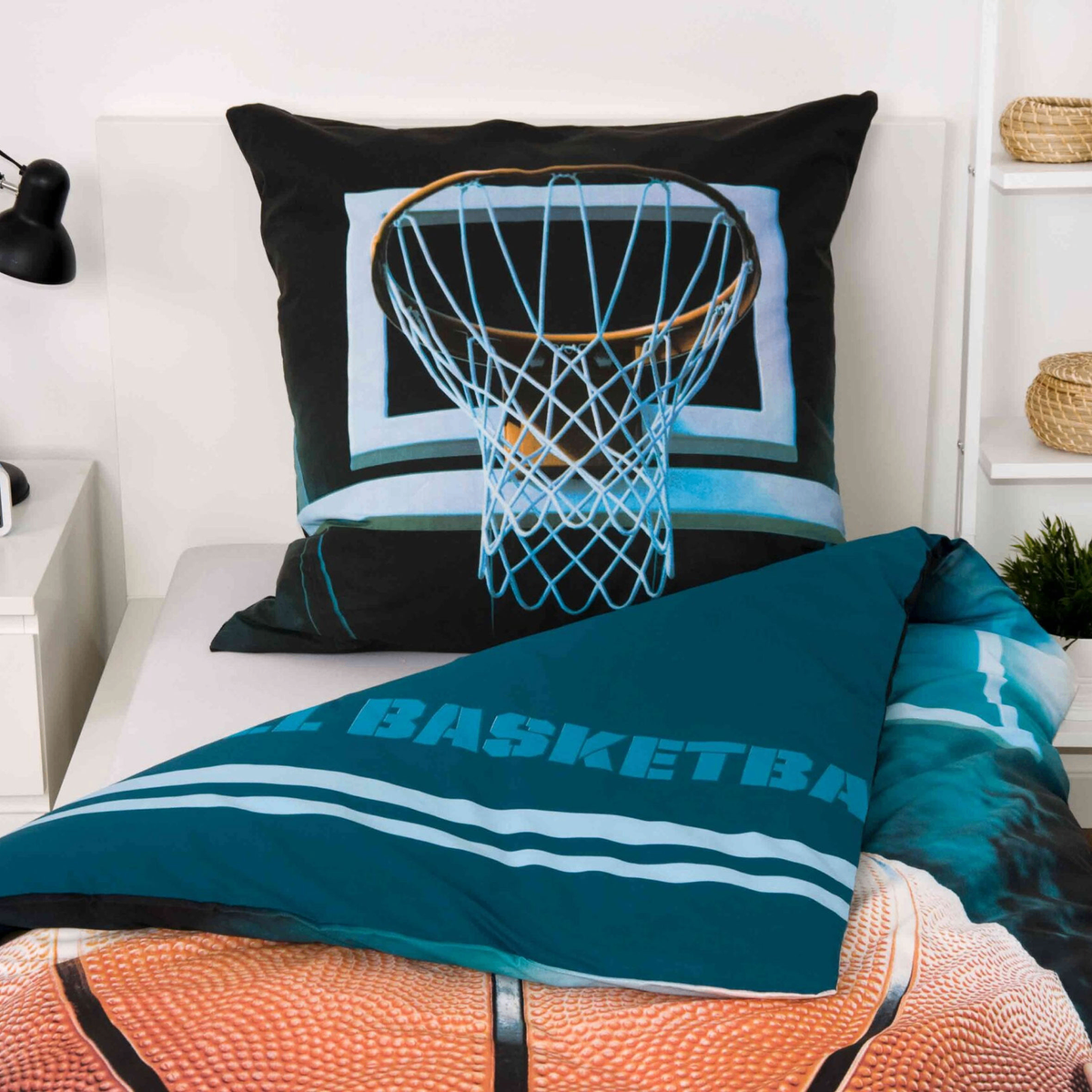 Ambiente Aufnahme vom Kopfkissen mit dem umgeschlagenen Bettbezug von der Herding Bettwäsche Basketball 135 x 200 cm 100% Baumwolle 2-teilig