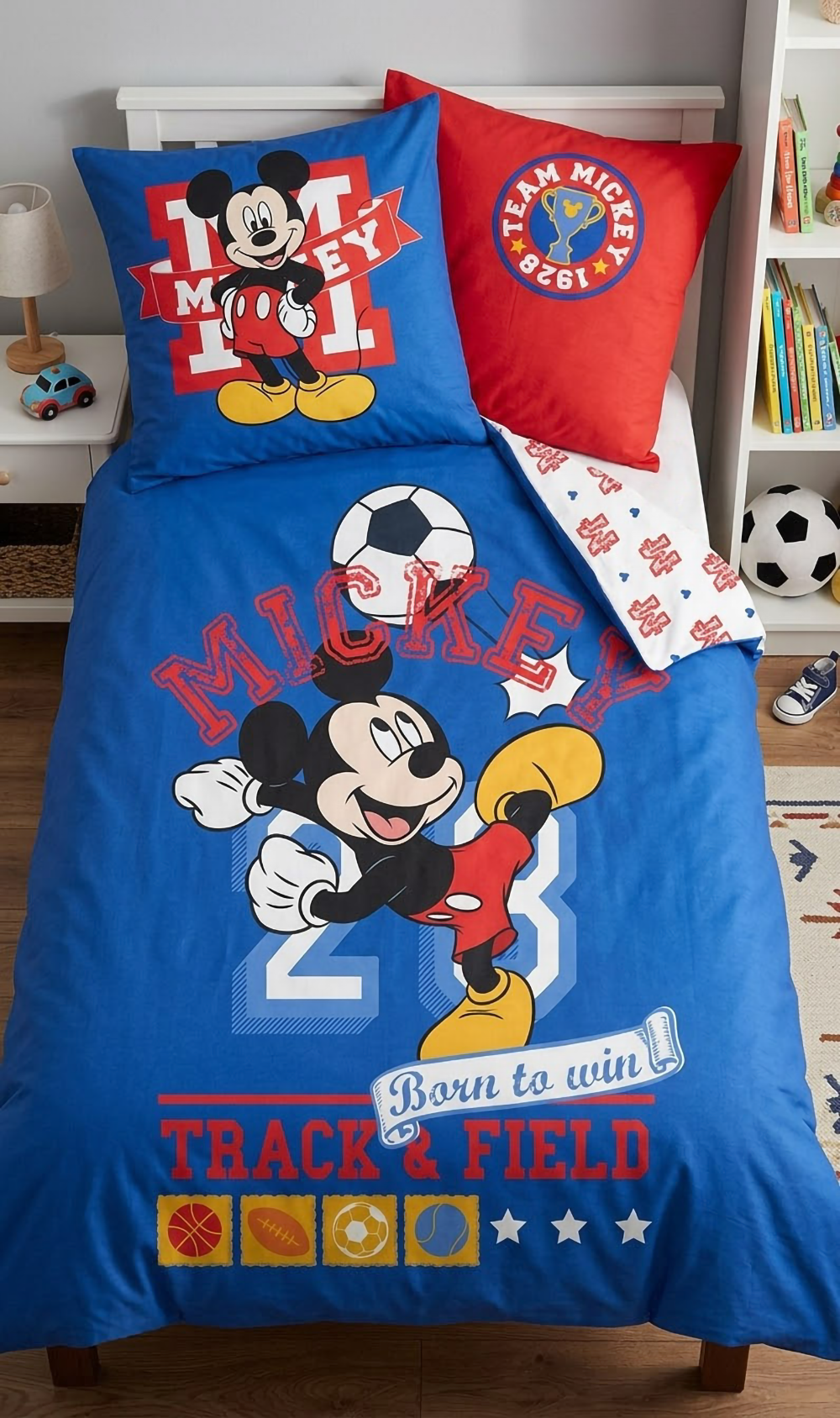 Ambiente Aufnahme von der Bettwäsche Disney Mickey Sport 135x200 cm + 80x80 cm 100% Baumwolle in einem Bett
