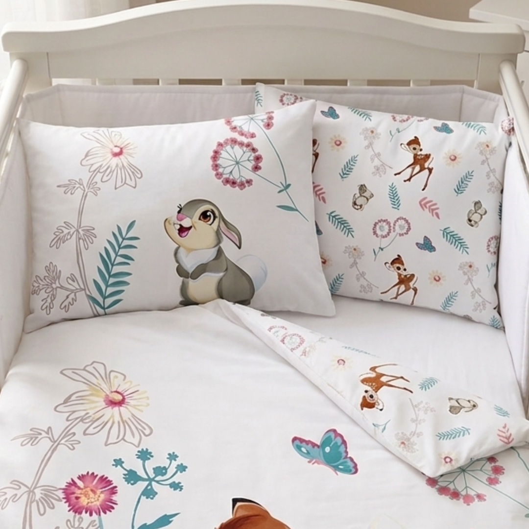 Nahaufnahme von Baby Bettwäsche Disney Bambi 100x135 cm / 40x60 cm, 100% Baumwolle in einem Babybett