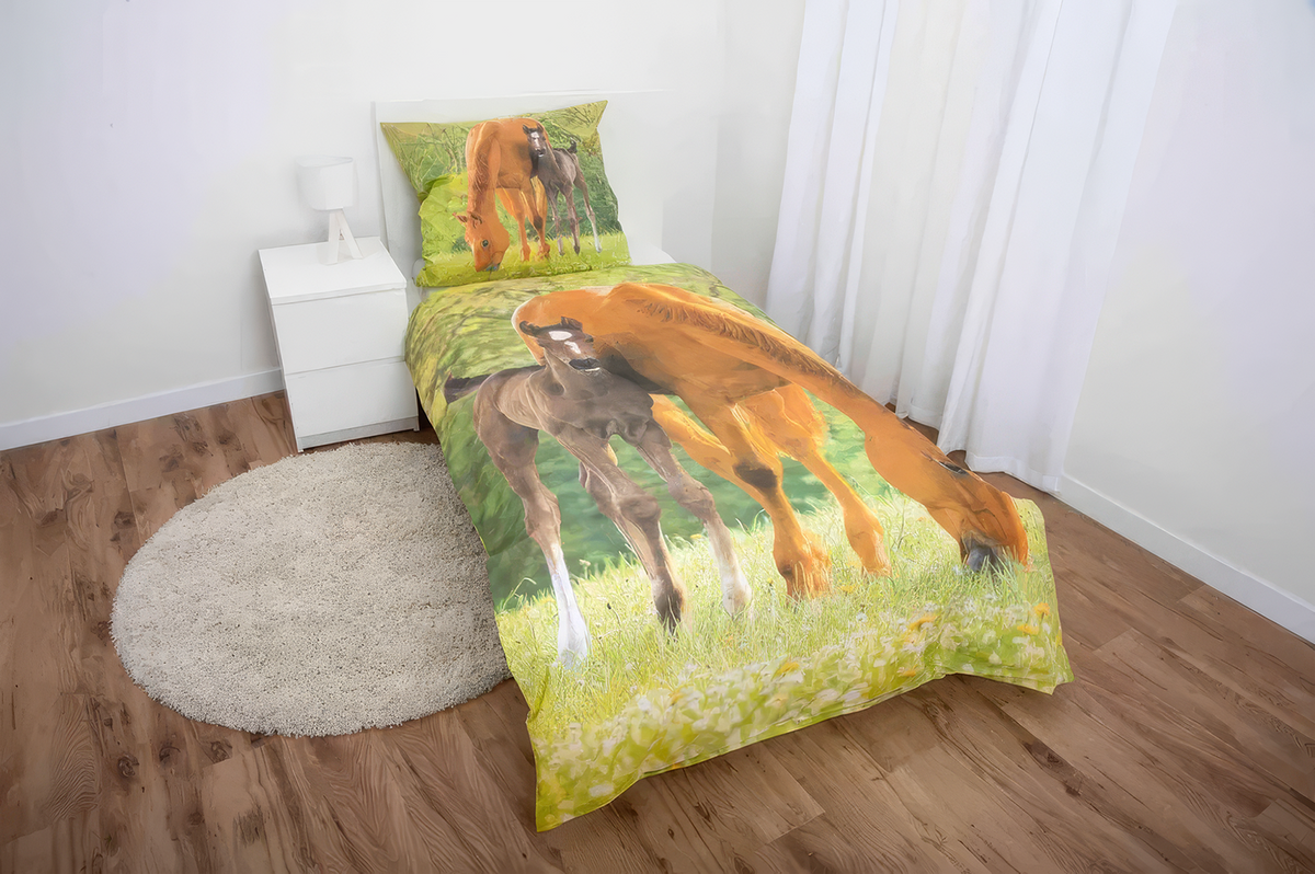 Ambiente Aufnahme von der Herding Bettwäsche Pferd mit Fohlen 135 x 200 cm 100% Baumwolle 2-tlg. in einem Bett