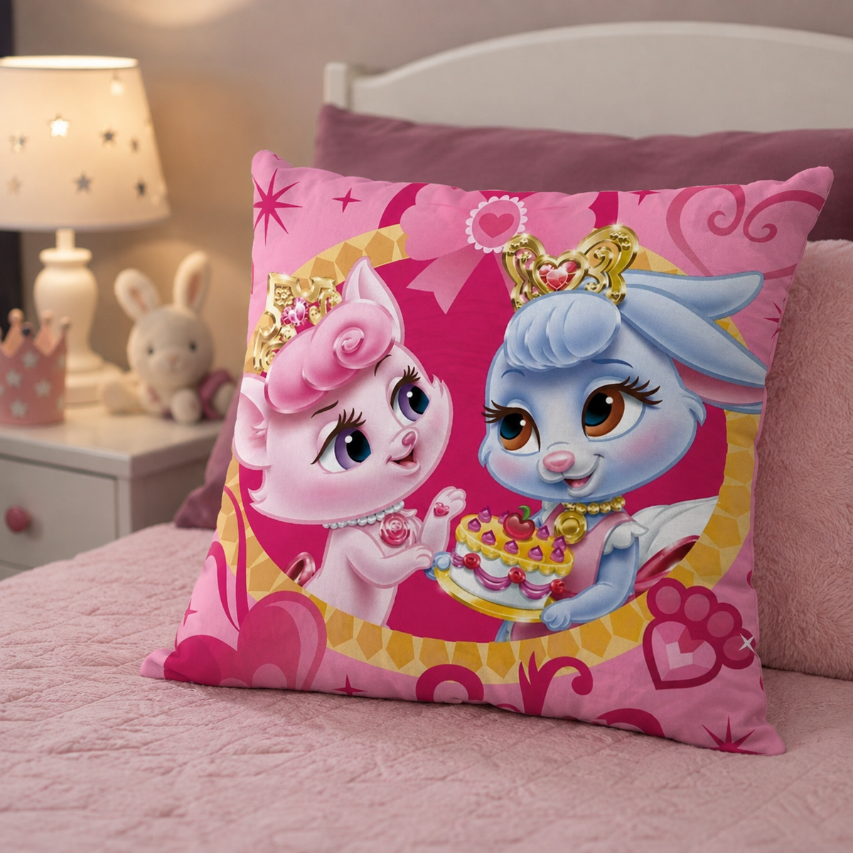 Ambiente Aufnahme von Disney Princess Palace Pets Kissen Kuschelkissen Dekokissen 40 x 40 cm auf einem Bett