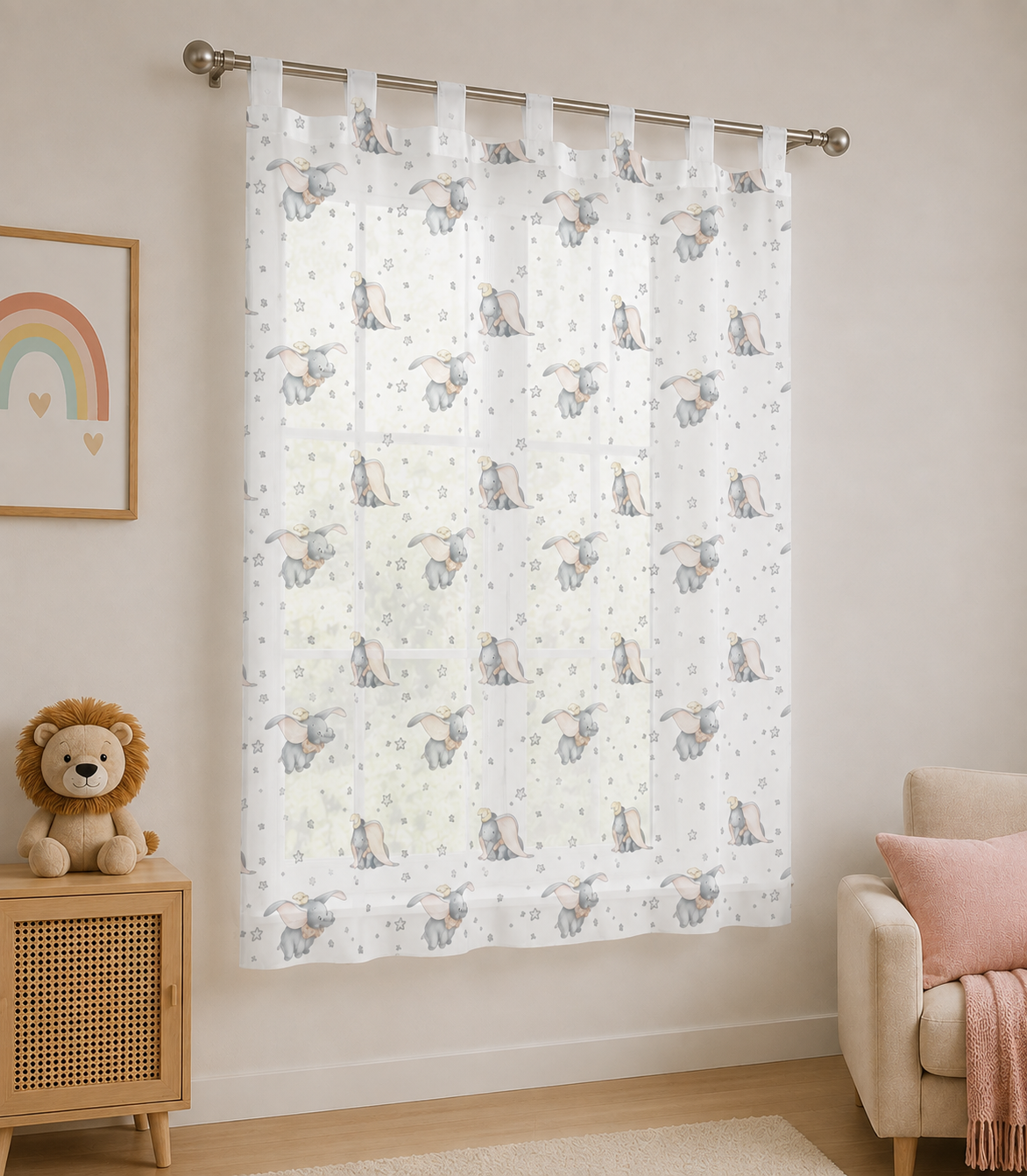 Schräge Ambiente Aufnahme von der Gardine Vorhang Fertiggardine Disney Dumbo 140 x 160 cm