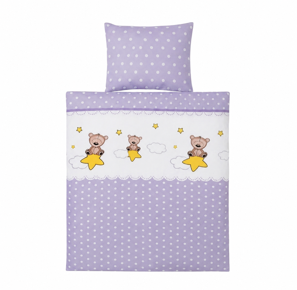 Freigestellte Produktansicht von Babybettwäsche Bär und Sterne Lila 100x135 cm 100% Baumwolle