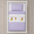 Babybettwäsche Bär und Sterne Lila 100x135 cm 100% Baumwolle in einem Babybett aus der Vogelperspektive dargestellt