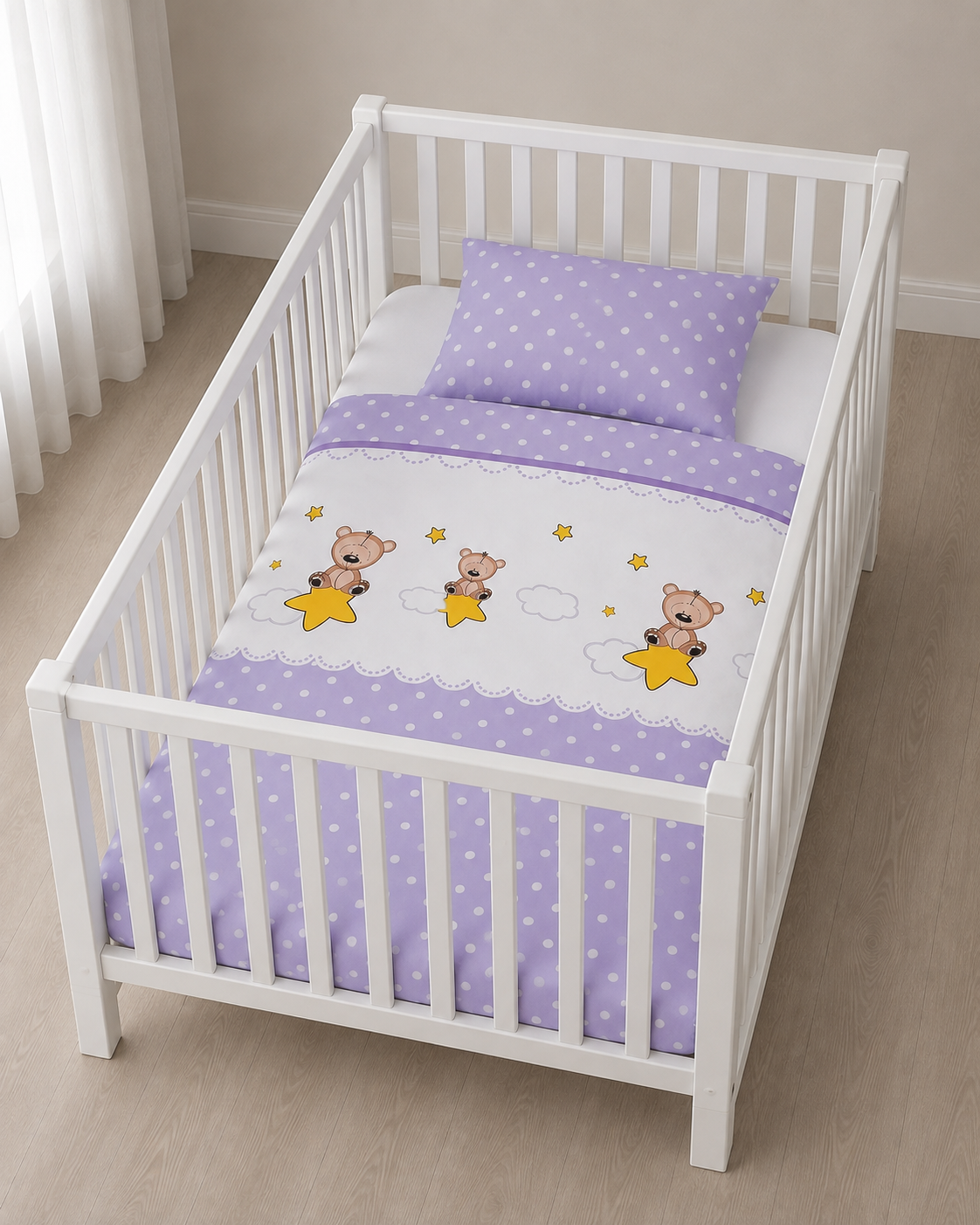 Babybettwäsche Bär und Sterne Lila 100x135 cm 100% Baumwolle in einem Babybett aus einer schrägen Perspektive dargestellt
