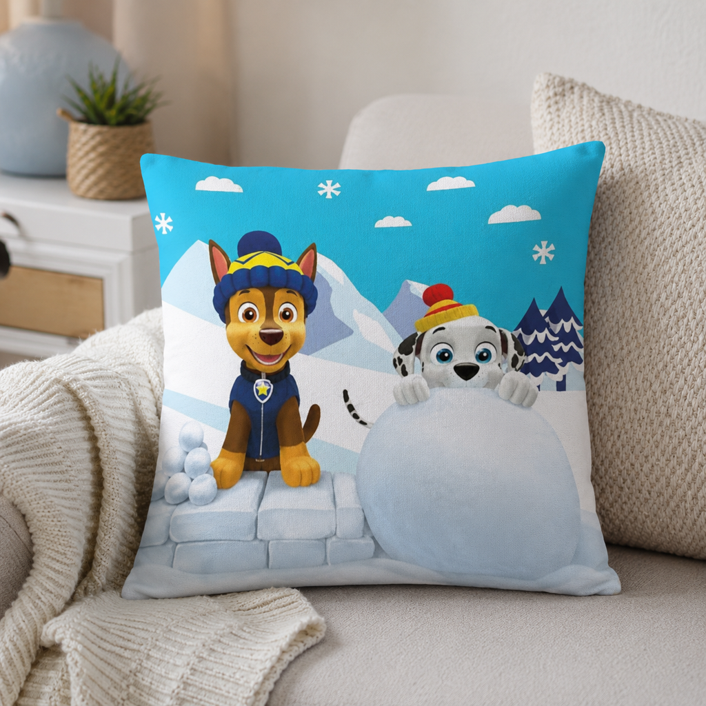 Ambiente Aufnahme von der Vorderseite vom Paw Patrol Kissen Kuschelkissen Dekokissen 40 x 40 cm auf einer Couch.