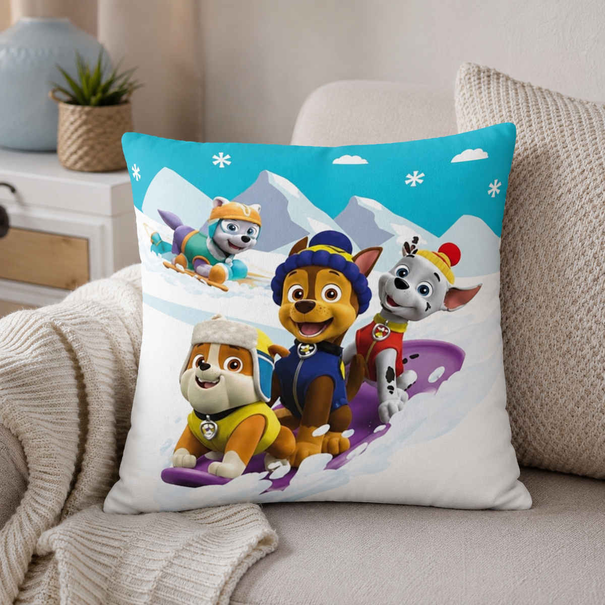 Ambiente Aufnahme von der Rückseite vom Paw Patrol Kissen Kuschelkissen Dekokissen 40 x 40 cm auf einer Couch.