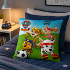 Ambiente Aufnahme vom Paw Patrol Kissen Kuschelkissen Dekokissen 40 x 40 cm auf einem Bett.