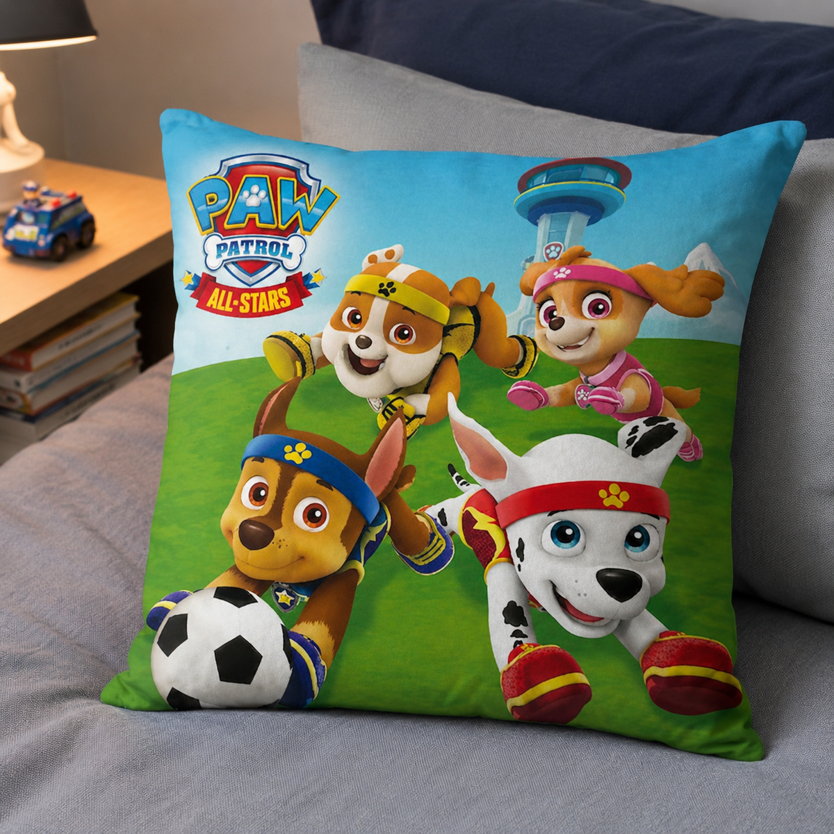 Ambiente Aufnahme vom Paw Patrol Kissen Kuschelkissen Dekokissen 40 x 40 cm auf einem Bett.