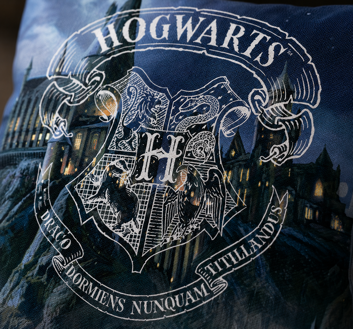 Nahaufnahme vom Kissen Dekokissen Harry Potter Hogwarts 40 x 40 cm