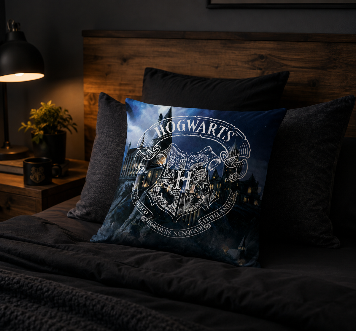 Ambiente Aufnahme vom Kissen Dekokissen Harry Potter Hogwarts 40 x 40 cm auf einem dunklen Bett.