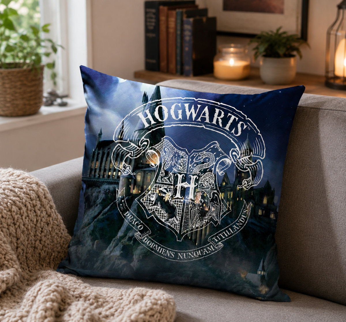 Ambiente Aufnahme vom Kissen Dekokissen Harry Potter Hogwarts 40 x 40 cm auf einer Couch.