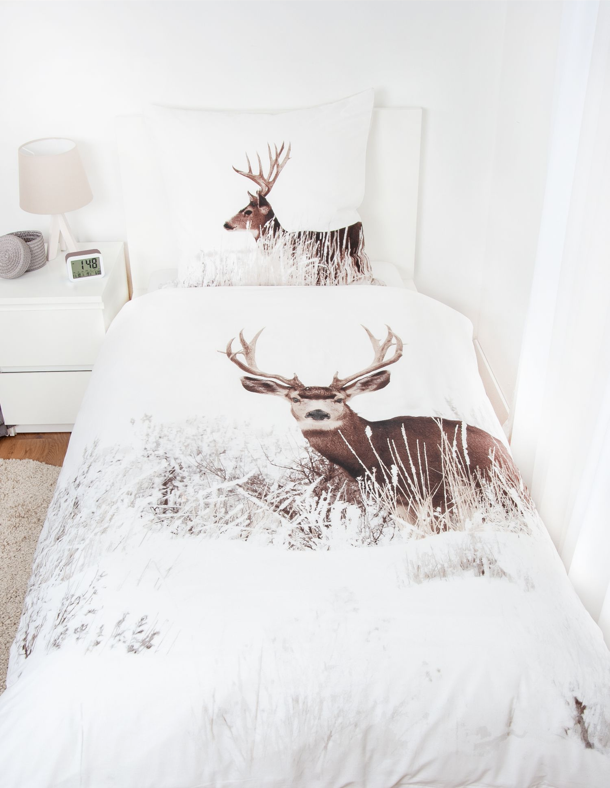 Ambiente Aufnahme vom Hirsch Bettwäsche Set Winterlandschaft 2tlg. 155x220 cm Übergröße in einem Bett