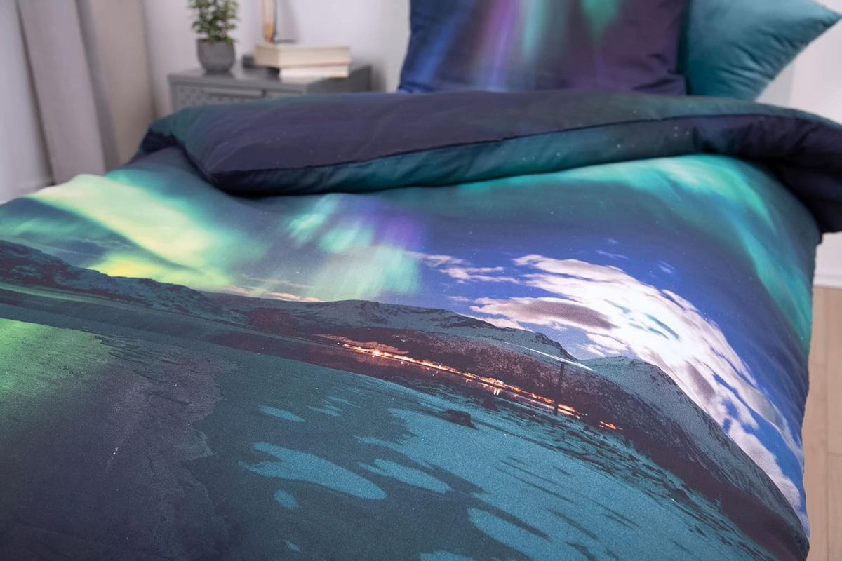 Nahaufnahme vom umgeschlagenen Bettbezug vom Herding Bettwäsche Set Polarlichter 2 tlg. 135x200 cm 100% Baumwolle