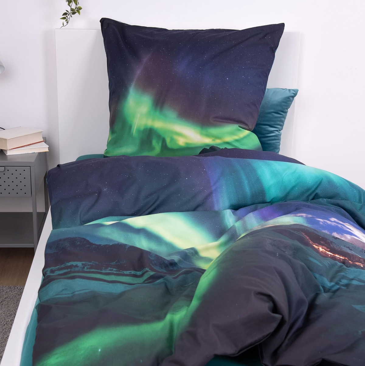 Frontale Ansicht auf das Herding Bettwäsche Set Polarlichter 2 tlg. 135x200 cm 100% Baumwolle in einem Bett