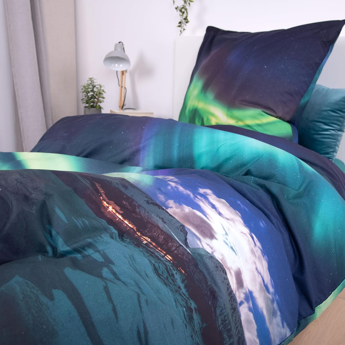 Schräge Ansicht auf das Herding Bettwäsche Set Polarlichter 2 tlg. 135x200 cm 100% Baumwolle in einem Bett
