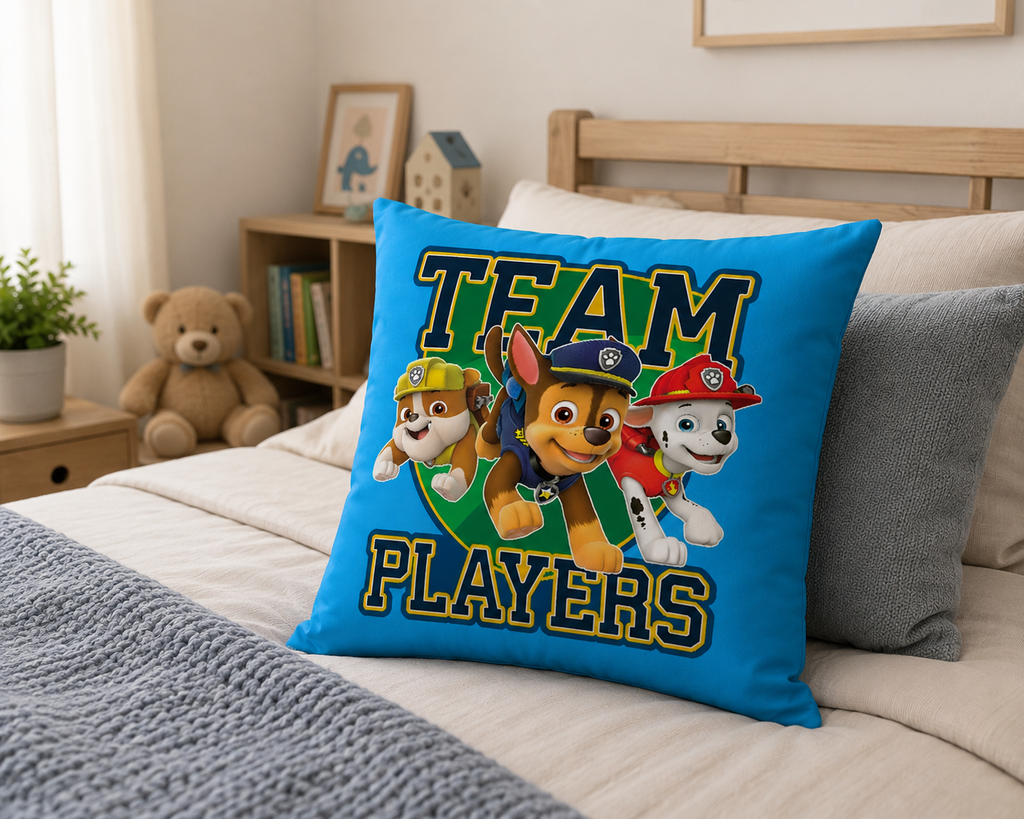Ambiente Aufnahme vom Paw Patrol Kissen Kuschelkissen Dekokissen 40 x 40 cm auf einem Bett.