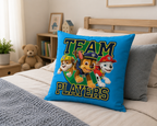 Ambiente Aufnahme vom Paw Patrol Kissen Kuschelkissen Dekokissen 40 x 40 cm auf einem Bett.