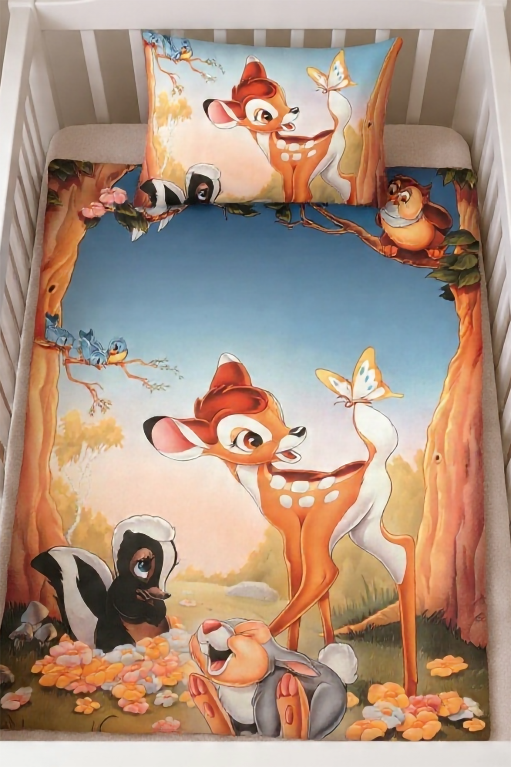 Nahaufnahme von Baby Bettwäsche Disney Bambi und Klopfer 100 x 135 cm 100% Baumwolle liebevoll in einem Babybett dargestellt