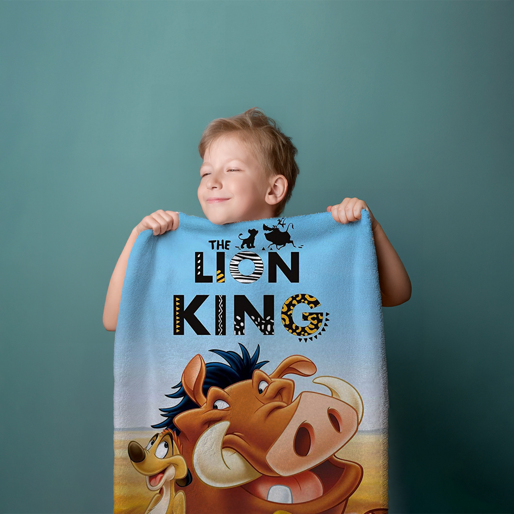 Junge hält Duschtuch Badetuch Strandtuch Velourstuch König der Löwen 70 x 140cm in der Hand