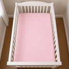 2er Set Baby Jersey Spannbetttuch 60x120 cm - 70x140 cm Rosa Baumwolle aus der Vogelperspektive in einem Babybett dargestellt