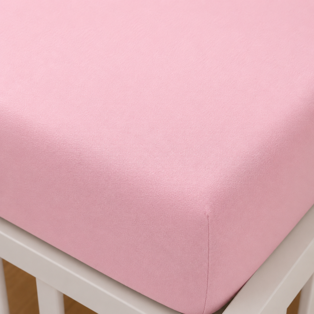 Nahaufnahme einer Ecke vom 2er Set Baby Jersey Spannbetttuch 60x120 cm - 70x140 cm Rosa Baumwolle