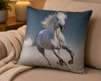 Ambiente Aufnahme vom Kissen Kuschelkissen Dekokissen weißes Pferd 40x40 cm auf einem Sofa.