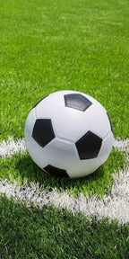 Fußball Duschtuch Badetuch Handtuch Strandtuch 70 x 140 cm Baumwolle Fußball auf Rasen in einer Ecke Motiv
